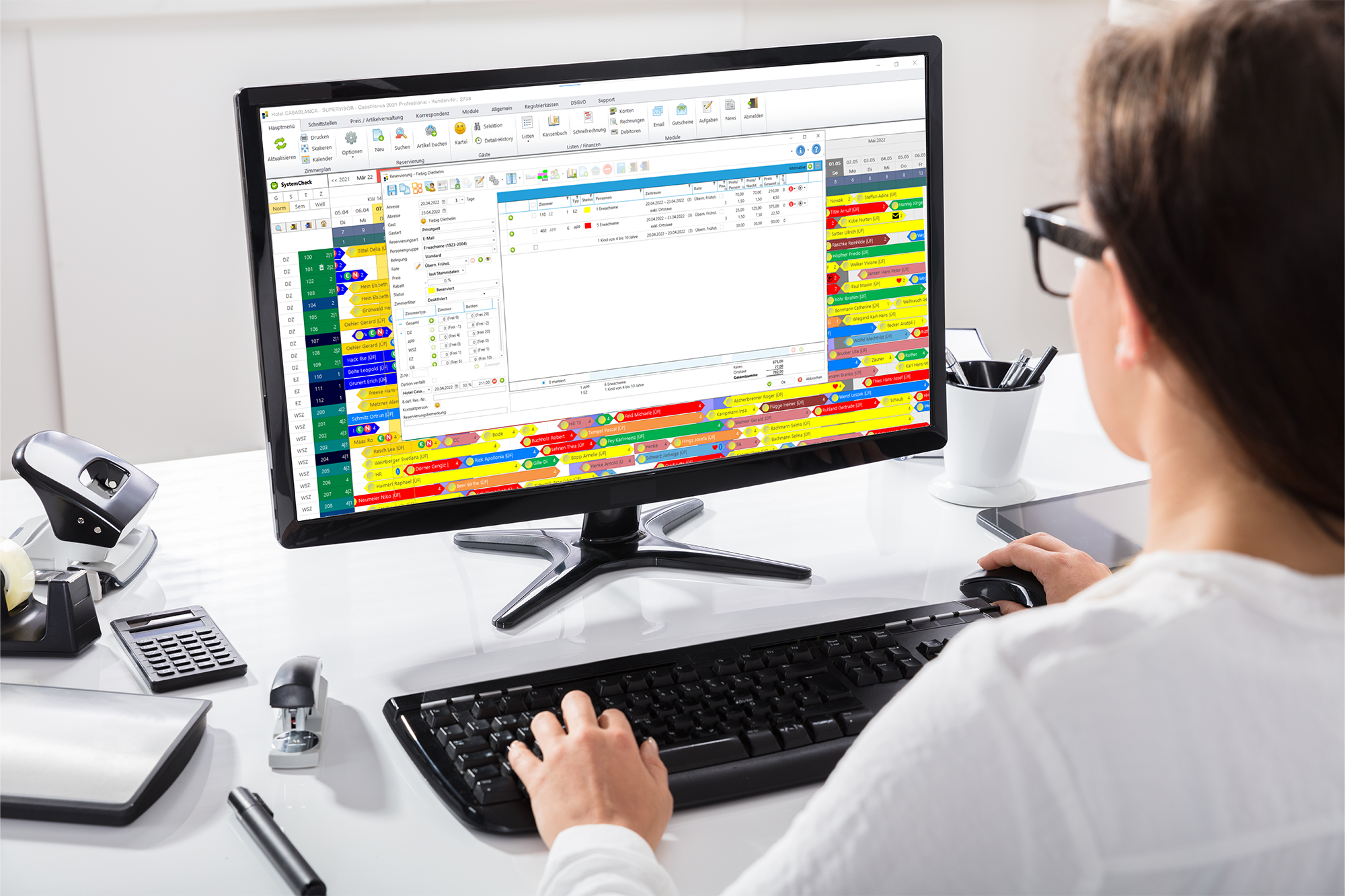 Frau arbeitet am Computer mit Casablanca Hotelsoftware