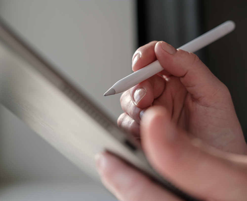 Elektronische digitale Unterschrift am Tablet an der Rezeption