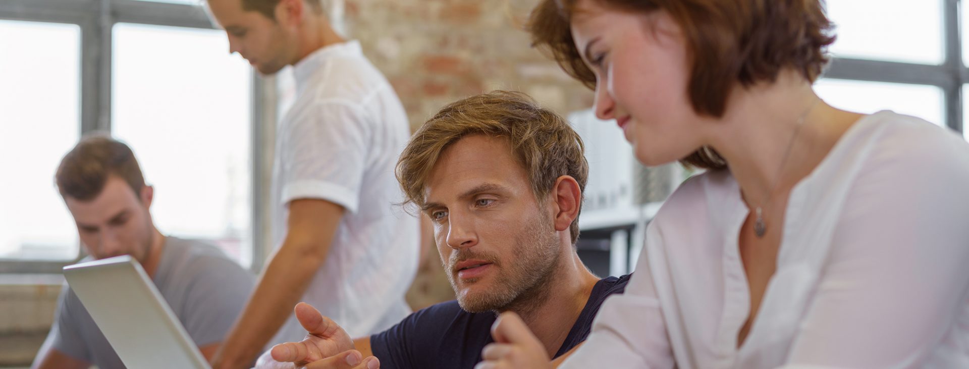 Junior Grafik Designer bei der Arbeit