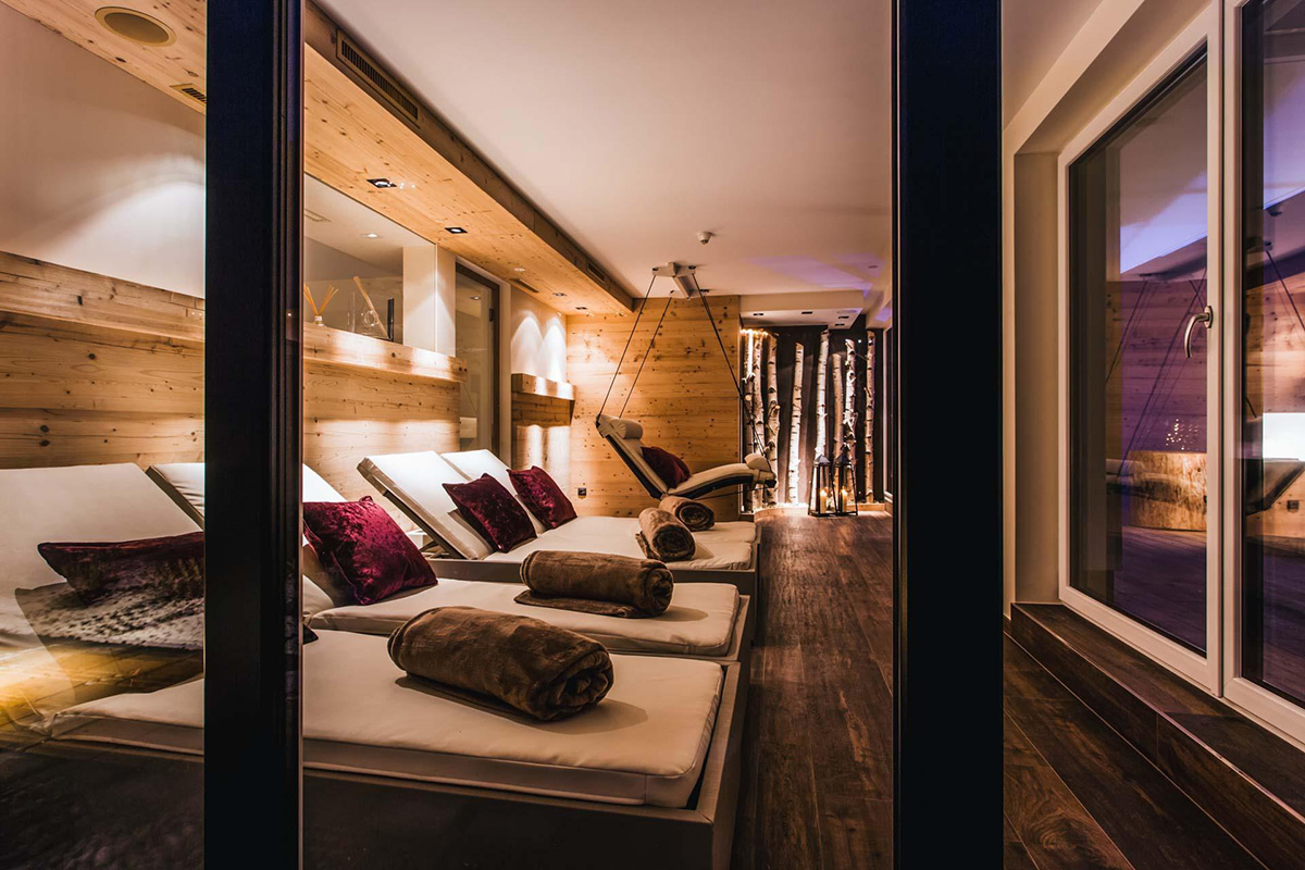 Loungebereich mit Liegen im Hotel Bergblick in Fiss